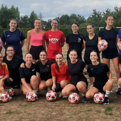 Les filles débarquent sur le terrain…